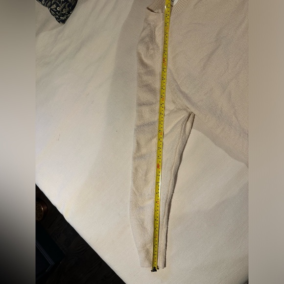 Men’s cream Size M sweater. Never worn. - Picture 4 of 7